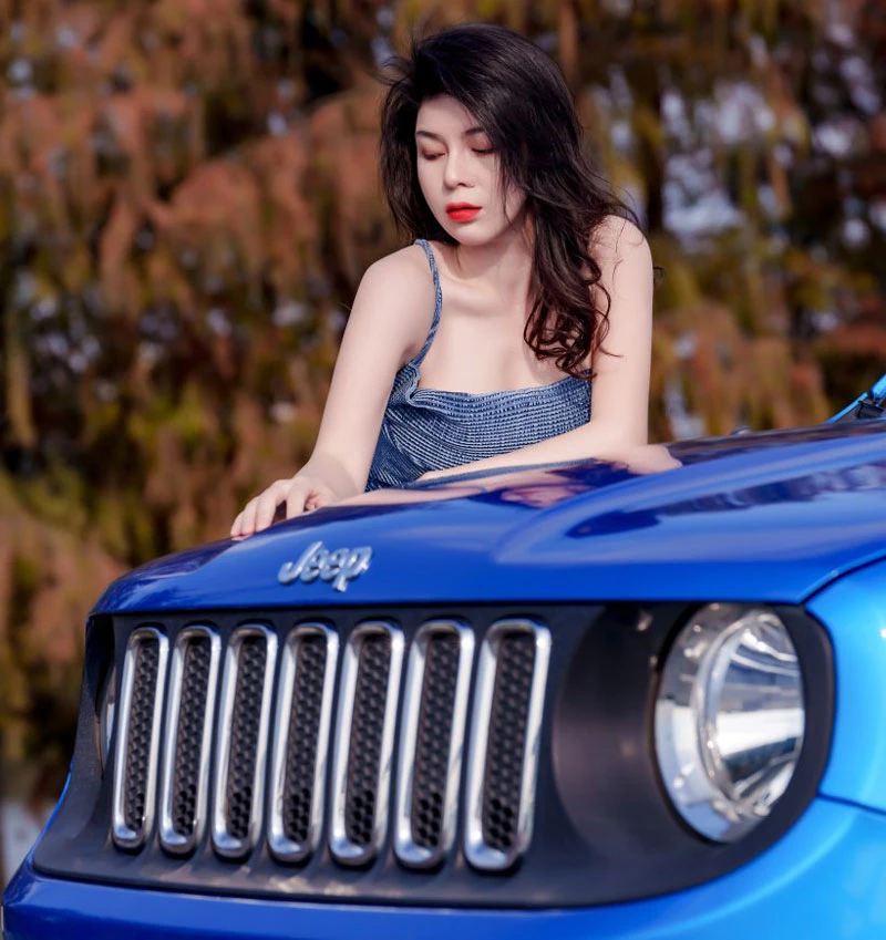 Người mẫu xinh đẹp bên Jeep Renegade.