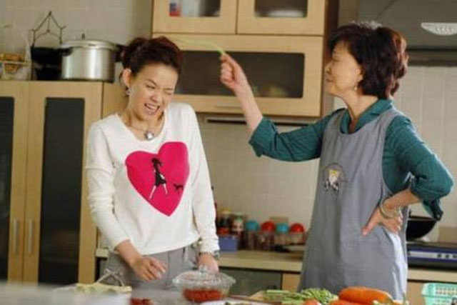 Nhờ mẹ chồng lên chăm cháu, tôi ớ người khi mẹ chồng tính công