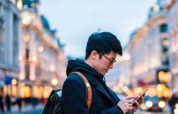 Trong hôn nhân, khi đàn ông đã có người khác trong lòng, anh ta sẽ bắt đầu 'giấu giếm ba điều' này