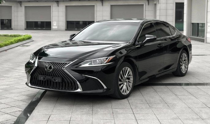 Ngỡ ngàng giá chào bán của Lexus ES 250 cũ sau 6 năm lăn bánh
