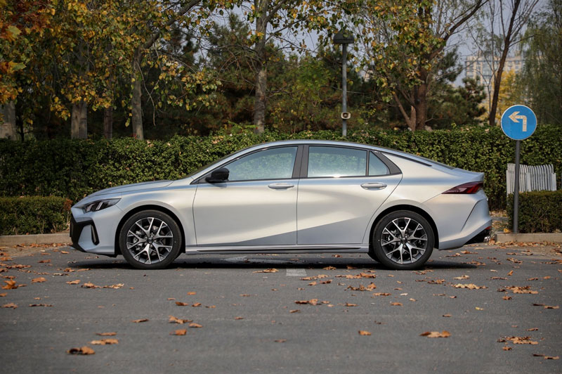 Xe sedan đẹp long lanh, công suất 238 mã lực, siêu tiết kiệm xăng, giá hơn 400 triệu đồng