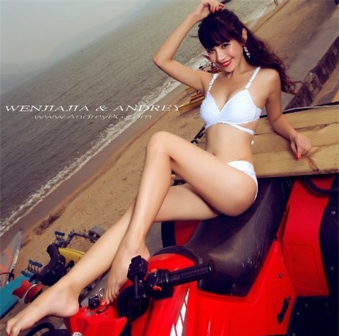 Bikini thả dáng bên xế nổ 4 bánh ảnh 1