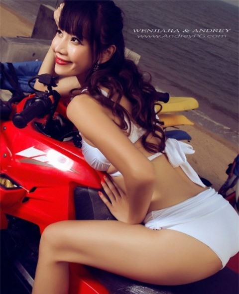 Bikini thả dáng bên xế nổ 4 bánh ảnh 2