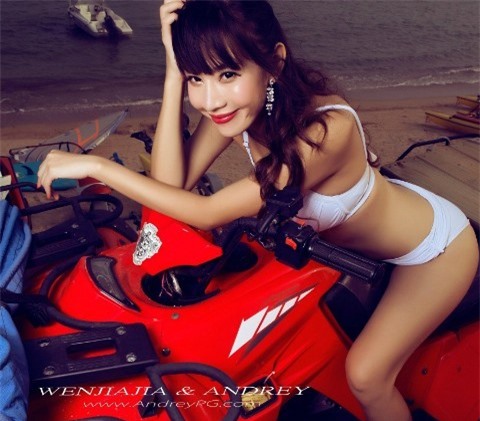 Bikini thả dáng bên xế nổ 4 bánh ảnh 8