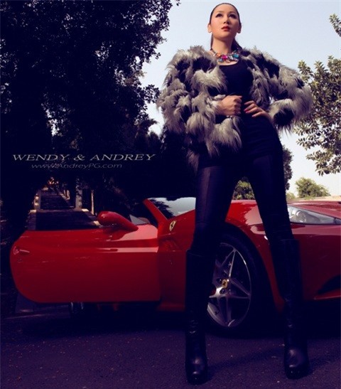 Chân dài đọ dáng cùng Ferrari mui trần ảnh 1