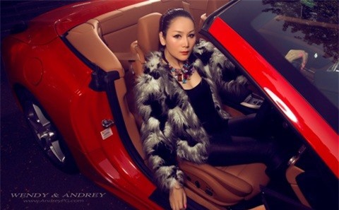 Chân dài đọ dáng cùng Ferrari mui trần ảnh 3