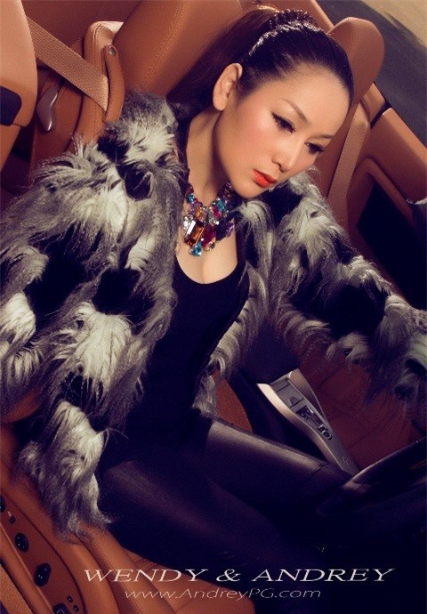 Chân dài đọ dáng cùng Ferrari mui trần ảnh 4