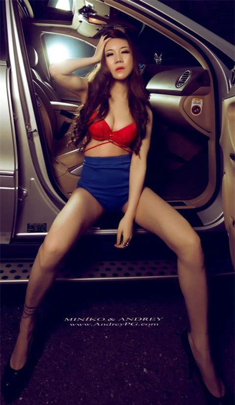 Mỹ nhân khoe ngực đầy bên xế sang ảnh 2