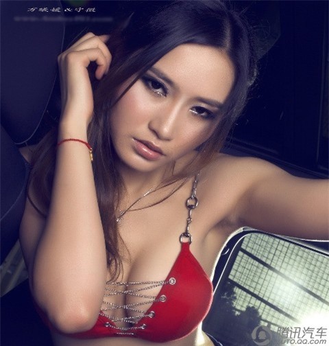 Người mẫu lạnh lùng khoe đường cong bên 'xế hộp' ảnh 3
