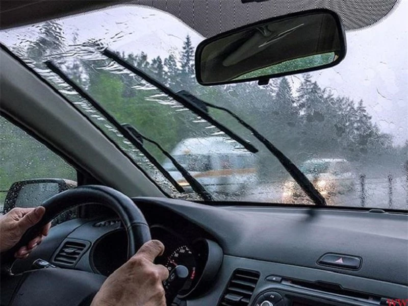 Những lưu ý khi lái ô tô dưới trời mưa phùn- Ảnh 2.