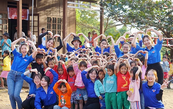 Sinh viên tình nguyện Đại học Đông Á đến với các em học sinh nóc bản Xơ Rơ (xã Trà Bui, huyện Bắc Trà My, tỉnh Quảng Nam).