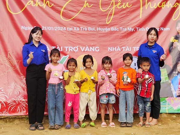 Niềm vui cho các cháu học sinh trường phổ thông dân tộc bán trú tiểu học Nông Văn Dền.