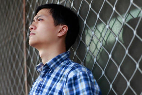 Cả nhà đang ăn cơm, bất ngờ mẹ đứng bật dậy và ném bát cơm vụt qua đầu bố là điều luôn ám ảnh tuổi thơ tôi