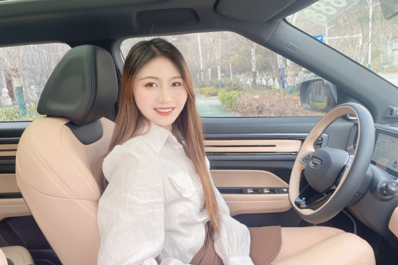 Hot girl khoe nhan sắc vạn người mê bên xe hơi