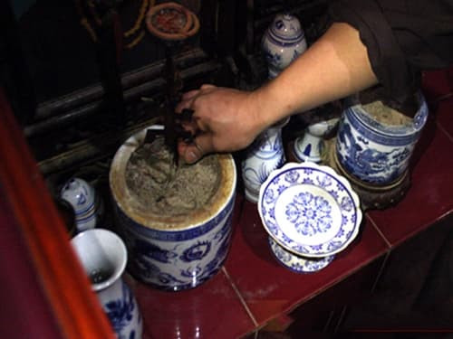 Cuối năm lau dọn bàn thờ nên dùng tro hay dùng cát để cho vào bát hương?