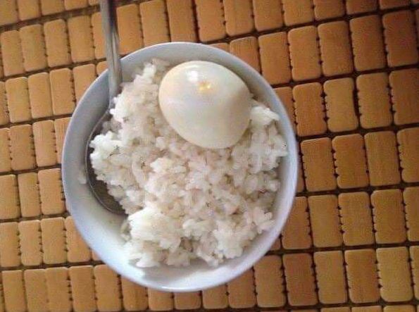 Mới sinh 8 ngày, bữa sáng ở cữ nhà chồng chỉ có bát cơm nguội và quả trứng luộc, nàng dâu vừa ăn vừa khóc