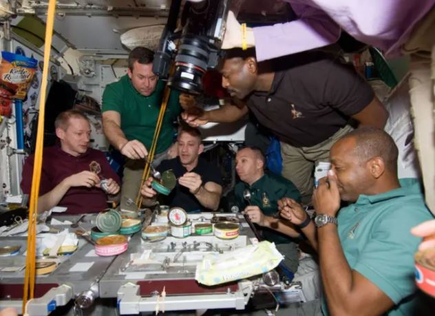  Đồ ăn của phi hành gia có vị thế nào trong môi trường không trọng lực?