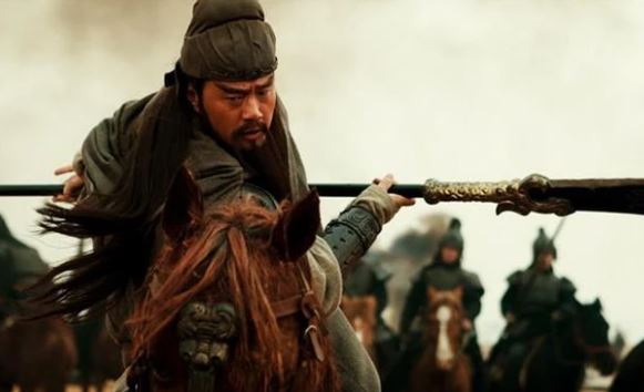 Quan Vũ võ nghệ cao cường ít ai địch nổi, tại sao khi đánh trận lại rất hay bị trúng tên trong khi Triệu Vân chưa từng bị một lần?