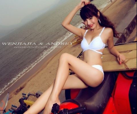 Người mẫu diện bikini khoe dáng nóng bỏng bên xế nổ