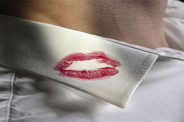 Chết lặng khi thấy vết son trên áo của chồng