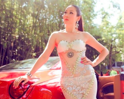 Chân dài đọ dáng cùng Ferrari mui trần