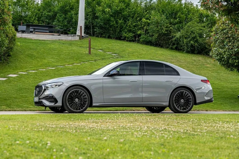 Mercedes-Benz E-Class 2024 tăng giá 130 triệu đồng so với đời cũ