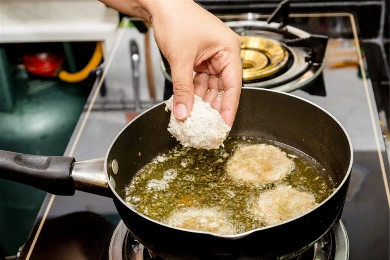 4 thói quen nấu ăn tại nhà còn độc hại hơn đồ ăn vỉa hè, loại bỏ càng sớm càng đỡ đoản thọ - 1