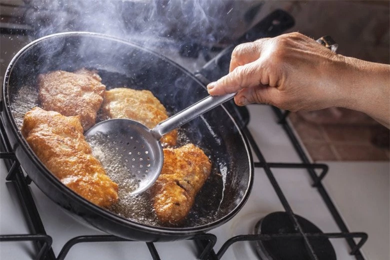 4 thói quen nấu ăn tại nhà còn độc hại hơn đồ ăn vỉa hè, loại bỏ càng sớm càng đỡ đoản thọ - 2