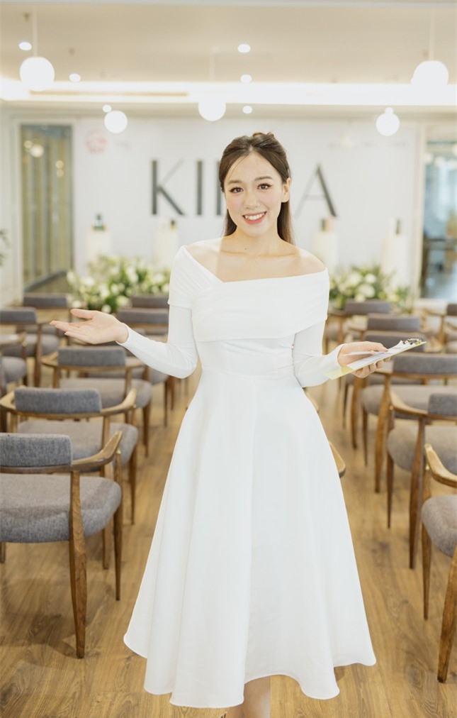 Từ nữ sinh chuyên Hóa đến nàng MC song ngữ tài năng ảnh 1