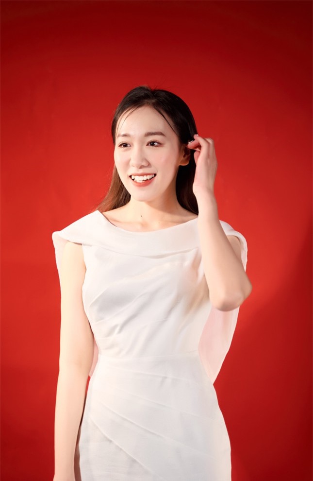 Từ nữ sinh chuyên Hóa đến nàng MC song ngữ tài năng ảnh 2