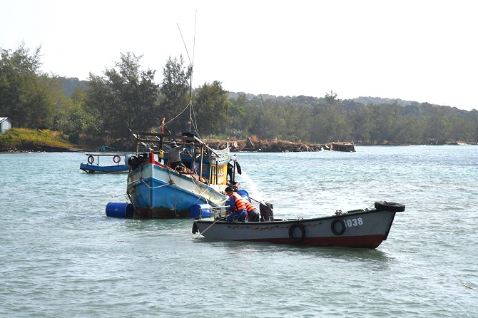 Cán bộ, chiến sĩ Vùng 5 Hải quân 'giải cứu' thành công tàu cá mắc cạn