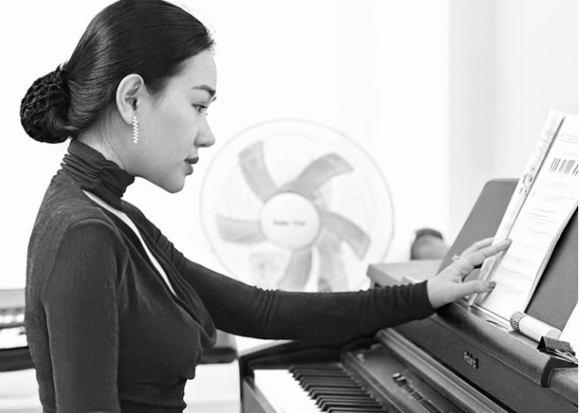 Vợ Hồ Tấn Tài khoe bận cả trăm công việc vẫn tập chơi đàn, chàng cầu thủ có phản ứng bất ngờ