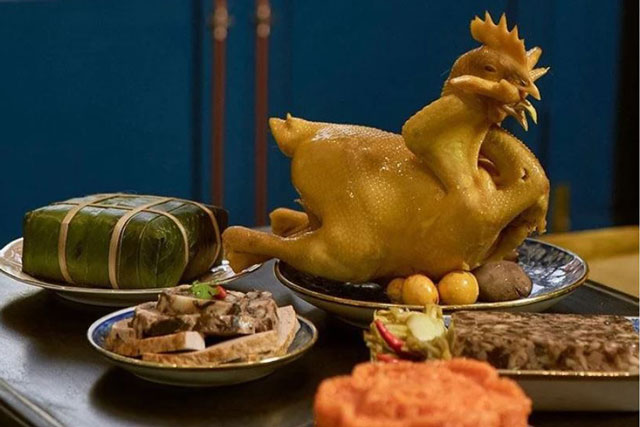 Vì sao gà cúng trên bàn thờ phải để cả con mà không chặt miếng? Lý do quan trọng, nhiều người chưa biết