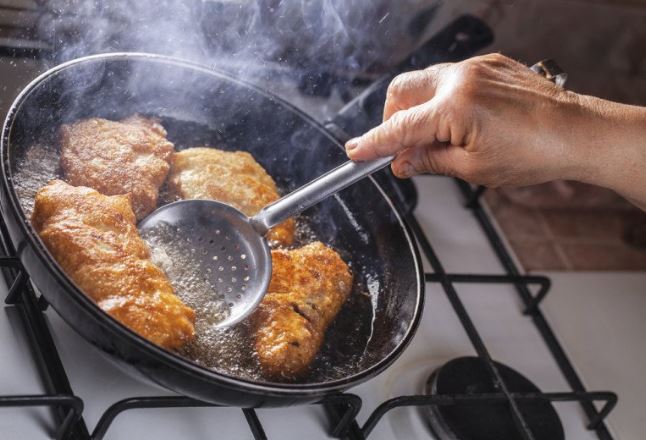 4 thói quen nấu ăn tại nhà còn độc hại hơn đồ ăn vỉa hè, loại bỏ càng sớm càng đỡ đoản thọ