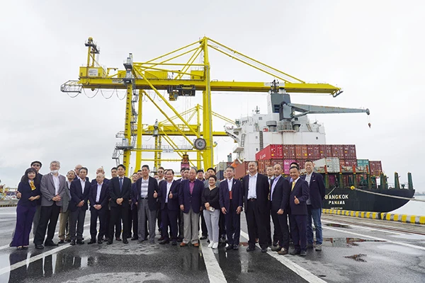 Đoàn công tác của Cảng Osaka tham quan bến cảng Tiên Sa và chụp ảnh lưu niệm với lãnh đạo Cảng Đà Nẵng.