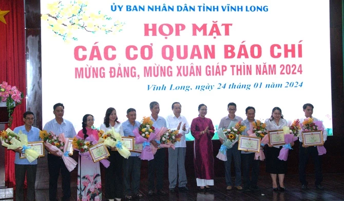 Lãnh đạo tỉnh Vĩnh Long trao hoa và Bằng khen của Chủ tịch UBND tỉnh cho 10 cá nhân. 