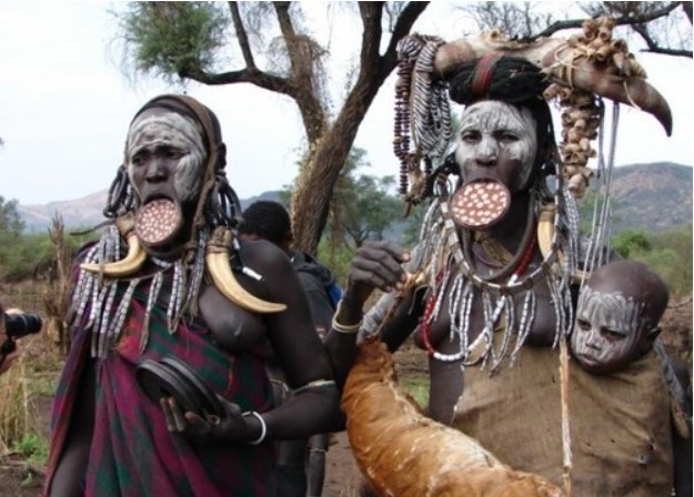 Nghệ thuật tô vẽ độc đáo của thổ dân châu Phi