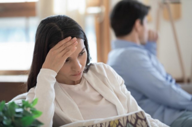 Đi làm về, nhìn khung cảnh từ ngoài sân vào tới nhà mà tôi chao đảo, tức ứa nước mắt