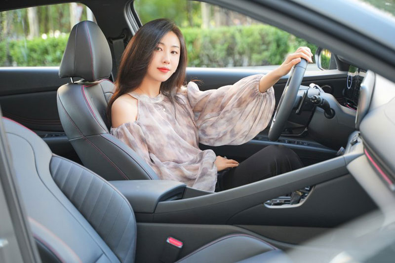 Vẻ đẹp thánh thiện của hot girl bên xe thể thao Hyundai Elantra N Line