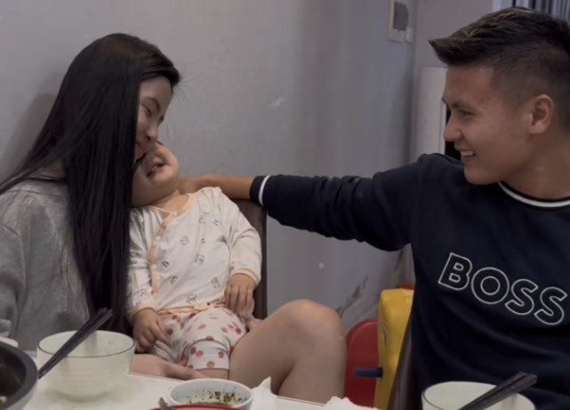 Tính cách của Chu Thanh Huyền được hé lộ qua cử chỉ với em bé, Quang Hải cũng phải gật gù về điểm này