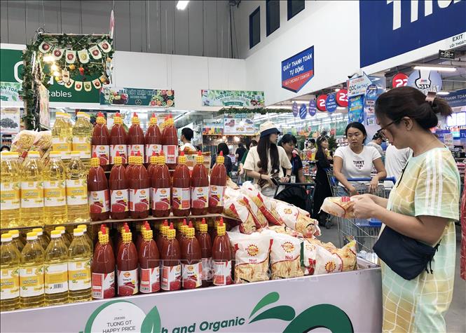 Hàng hóa Tết giảm giá 'chạy đua' doanh số