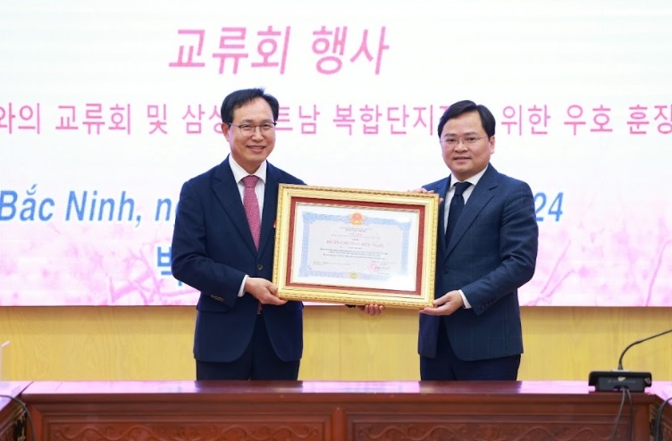 Tổng Giám đốc Tổ hợp Samsung Việt Nam nhận Huân chương Hữu nghị