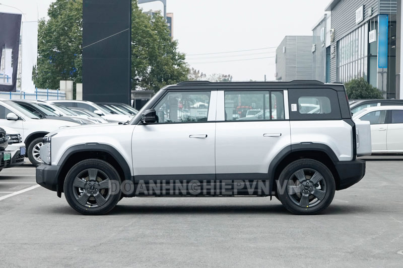 SUV thiết kế hầm hố, công suất 279 mã lực, giá hơn 420 triệu đồng