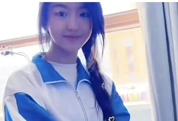 Bố khoe con gái học cấp 2 vừa tự giác vừa học giỏi nhưng dân tình chỉ "soi" nhan sắc: Xinh thế này không thi hoa hậu thì phí