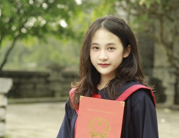 N&#x1EEF; sinh l&#x1EDB;p 11 &#x111;&#xFA;ng chu&#x1EA9;n &quot;con nh&#xE0; ng&#x1B0;&#x1EDD;i ta&quot;: &#x110;&#xE3; xinh c&#xF2;n h&#x1ECD;c gi&#x1ECF;i, v&#x1EBD; &#x111;&#x1EB9;p, bi&#x1EBF;t 4 ngo&#x1EA1;i ng&#x1EEF;, th&#xE0;nh th&#x1EA1;o 4 lo&#x1EA1;i nh&#x1EA1;c c&#x1EE5;