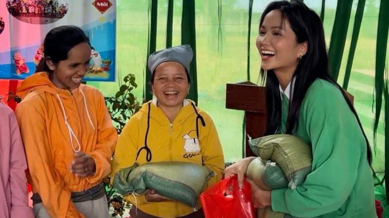 H’Hen Niê dành toàn bộ lúa gạo gia đình thu hoạch tặng bà con vùng biên giới