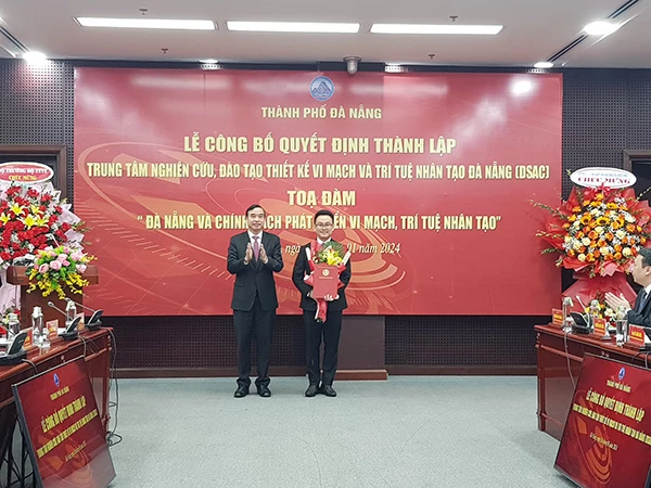 Chủ tịch UBND TP Đà Nẵng trao Quyết định thành lập Trung tâm DSAC và bổ nhiệm Giám đốc Trung tâm cho ông Lê Hoàng Phúc.