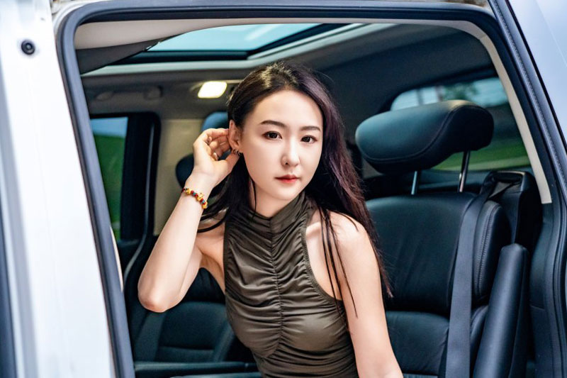 Vóc dáng mảnh mai của của hot girl bên xe Honda