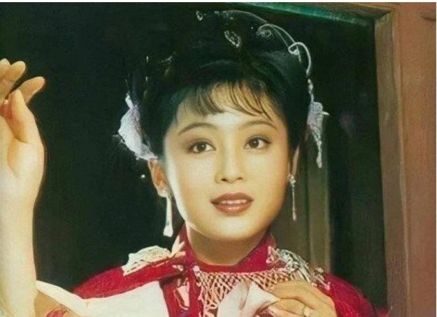 Thương gia giàu có lấy tì nữ làm vợ lẽ, 10 năm sau vợ lẽ bỗng hỏi rằng: 'Chàng có biết ta là ai không?'