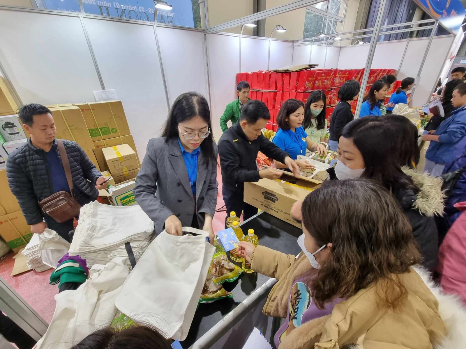 Tổng Liên đoàn lao động phản hồi về việc công nhân từ chối quà Tết qua sàn thương mại điện tử